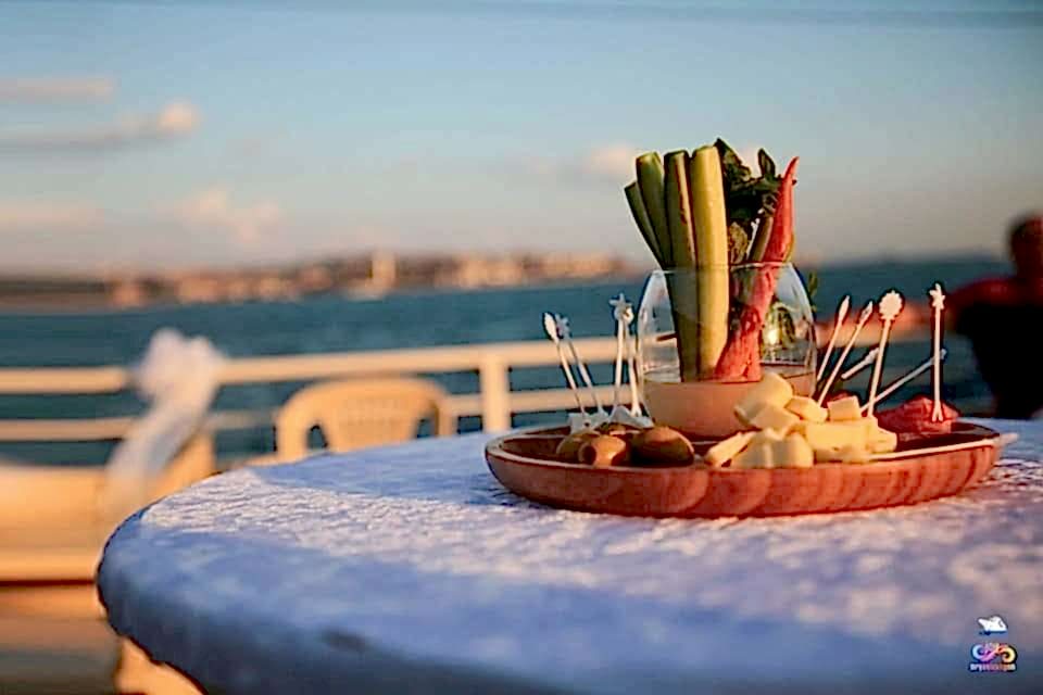 Boğaziçinde Teknede Kokteyl