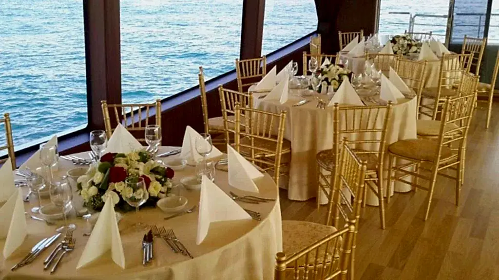 Teknede Şirket Yemeği