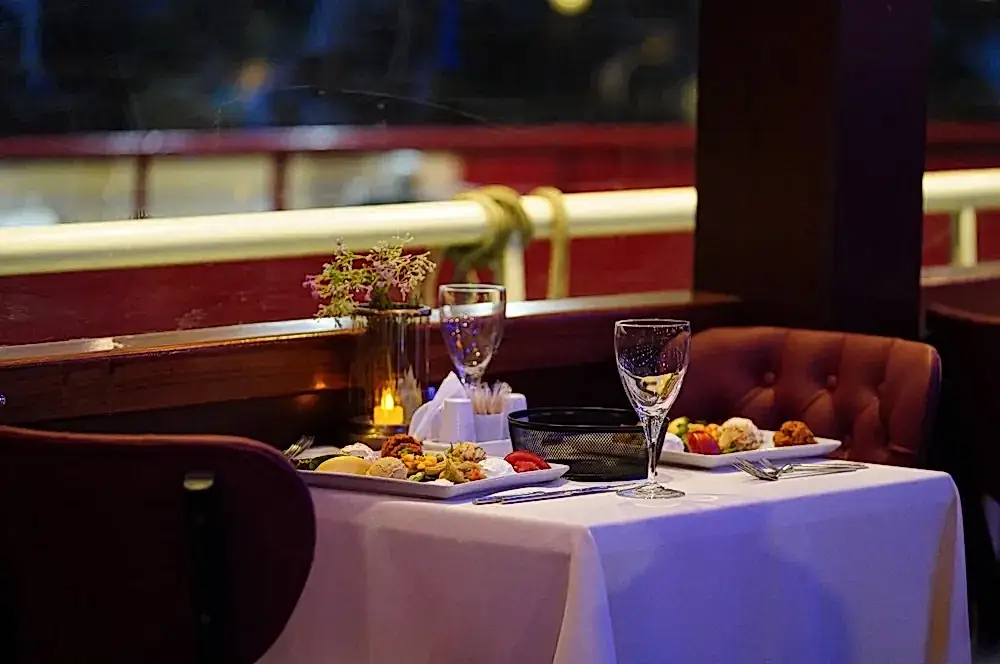 Teknede Evlilik Teklifi: Sürpriz Bir Tekne Yolculuğu Planlama